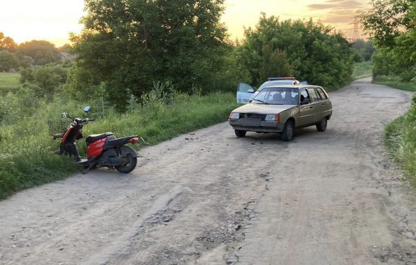 На Николаевщине на пустой дороге не разъехались 70-летний водитель «Таврии» и 41-летняя мопедистка