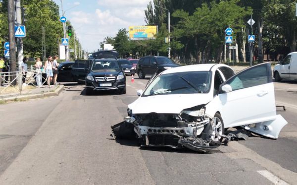 В Николаеве ни дня без аварий с пострадавшими: сегодня на Богоявленском легковушку отбросило на забор
