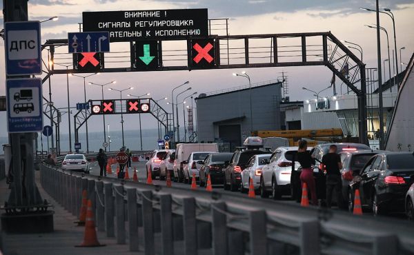 Крымский мост перекрыт, в Симферополе блекаут