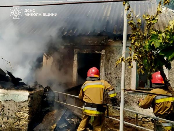В Николаевской области спасатели гасили возгорание на предприятии и автомобиль