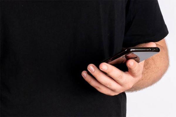 В Пивденноукраинске клиент сбежал с почты с посылкой – унес два дорогих телефона