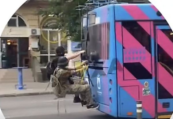 В Николаеве сняли на видео подростков-зацеперов, зависших на троллейбусе