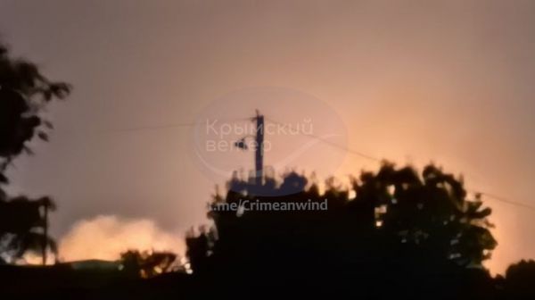 Возле Крымского моста горят эшелоны на путях, нефтебаза и подстанции