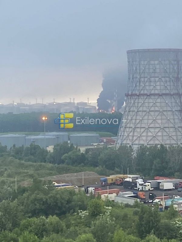 В Санкт-Петербурге горит стратегический нефтяной терминал