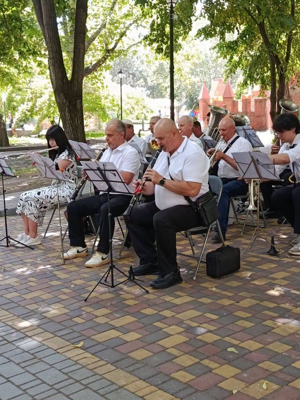 В Николаеве под открытым небом играл духовой духовой оркестр