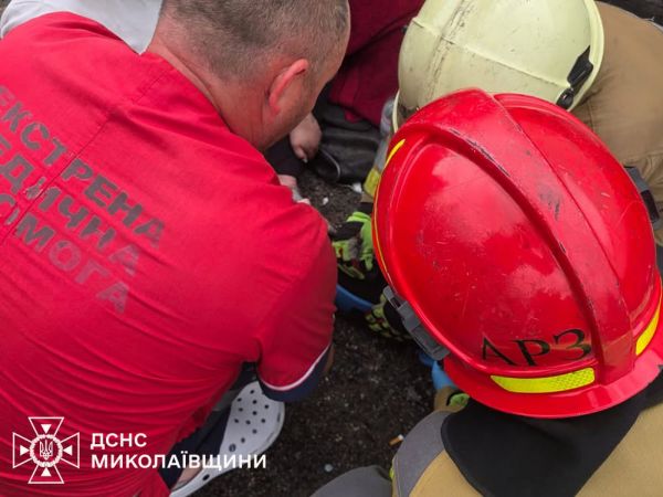 Николаевские спасатели освобождали людей из покореженной в аварии маршрутки на Одесской трассе. Фото