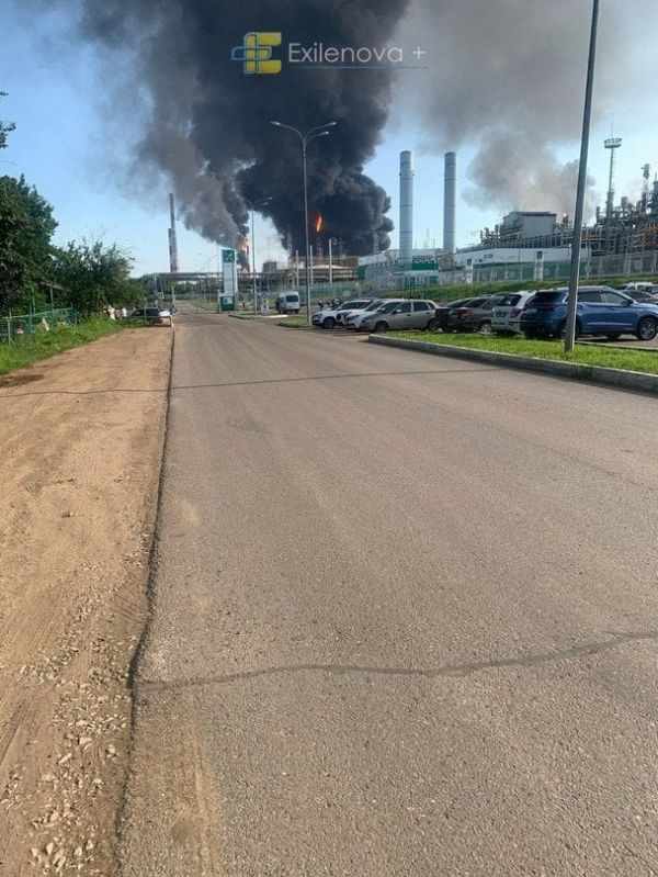 В Татарстане горит огромная промзона, в Саратове – нефтеперерабатывающий завод