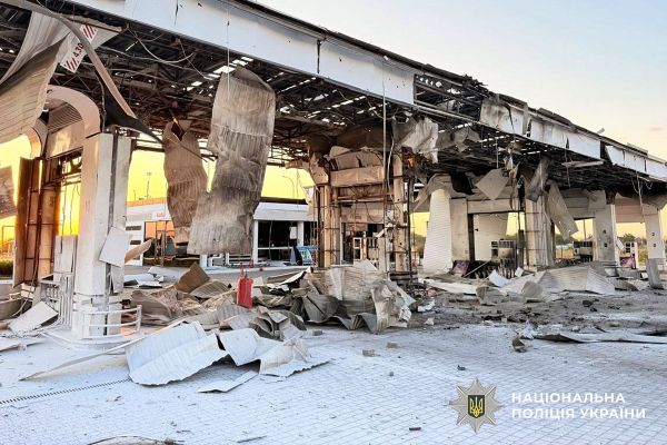 В Николаевском районе на месте разрушенной АЗС полиция собирает доказательства. Фото