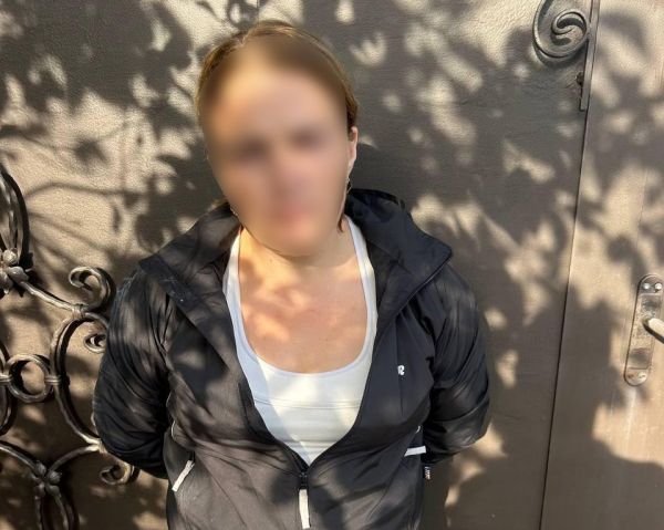 В Николаеве мужчина поймал в своем доме воровку, которая обчистила его тайник с валютой