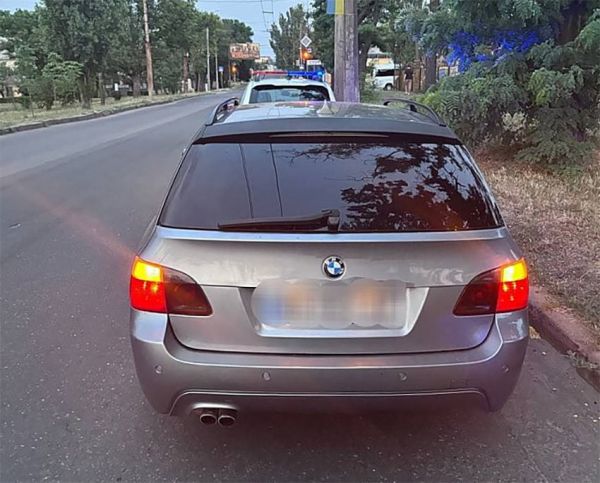 Собрал комбо: в Николаеве патрульные остановили злостного нарушителя на BMW с чужими номерами