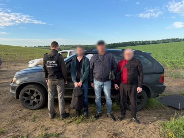 Житель Николаевщины выложил $10 000, чтобы протаранить границу на старой BMW