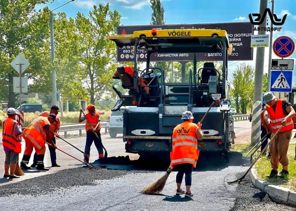 В Николаеве отремонтировали аварийный участок на Богоявленском проспекте, а вдоль дорог вырывали сорняки