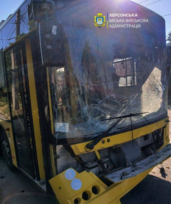 Утром в Херсоне беспилотник убил двух человек в автомобиле