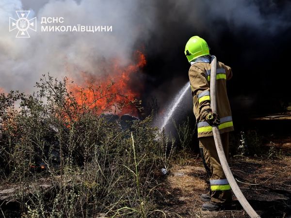 Вражеские обстрелы повлекли за собой масштабные возгорания и человеческие жертвы в Николаевском районе