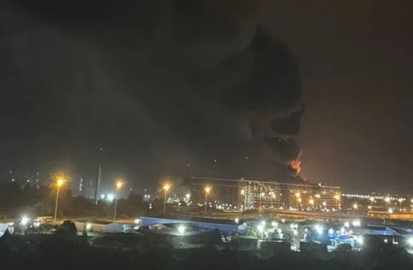 На въезде в Санкт-Петербург пылает 80 тысяч квадратных метров промзоны
