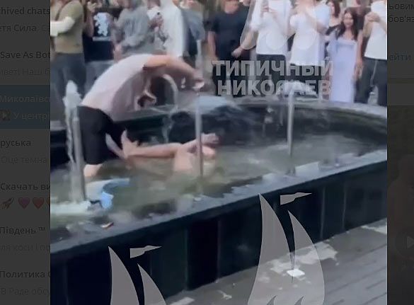 В центре Николаева голый мужчина устроил перформанс в фонтане на Соборной: хулигана задержала полиция (видео)