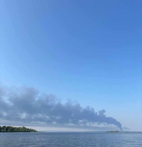 Ночные взрывы и пожар на российском НПЗ в 800 километрах от границы