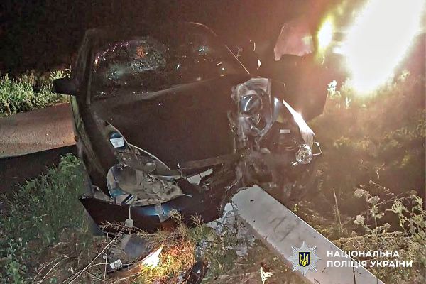 На Николаевщине пьяный 22-летний водитель врезался в столб