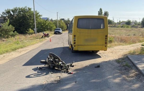Под Николаевом двое подростков-мотоциклистов врезались в автобус на остановке: один из парней в реанимации