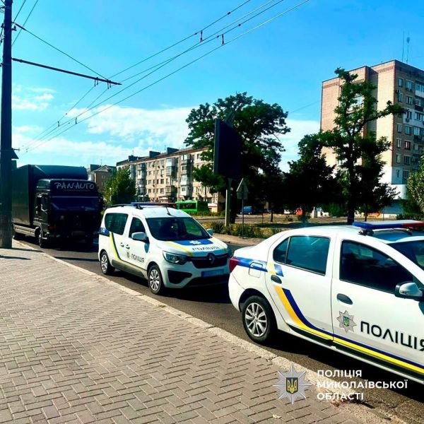 В Николаеве грабитель украл из автомобиля сумку с деньгами