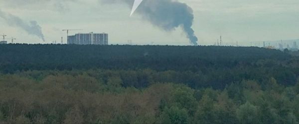 Над нефтеперерабатывающим заводом в Перми поднимается черный дым