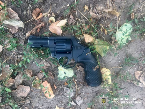 В Николаеве мужчина стрелял в женщин с ребенком, которые сделали ему замечание, а от мужчин сбежал