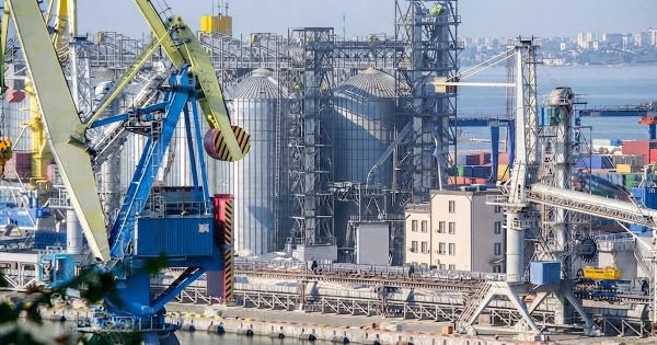 Ночная атака беспилотников на Москву и Ленинградскую область, вспышка в порту Усть-Луга