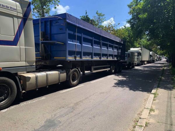 Двойное комбо на Варваровском мосту в Николаеве: из-за ДТП и ремонта растянулись километровые пробки