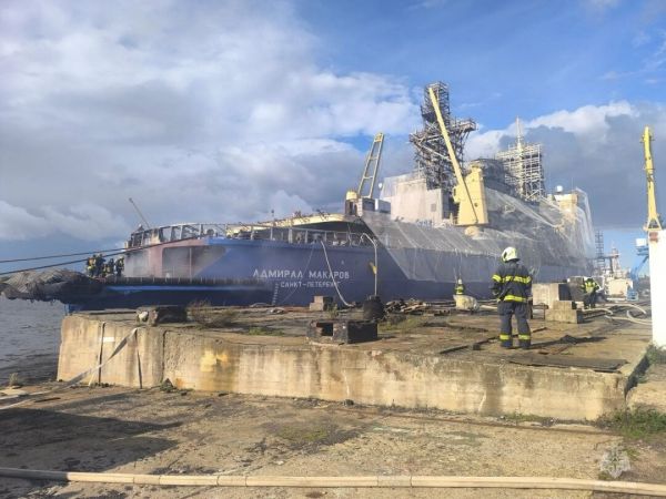 В Кронштадте пылает ледокол «Адмирал Макаров»: что известно о «двойнике» скрывающегося в Новороссийске ракетоносца