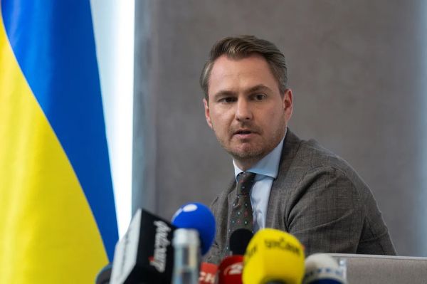 Генпрокурор Украины обвинил главу НАБУ краже материалов уголовных дел и выехал из страны