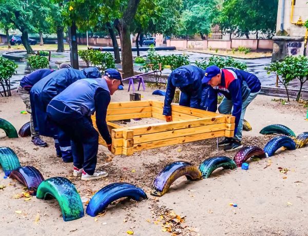 В николаевских дворах установили 15 новых деревянных песочниц: адреса по районам