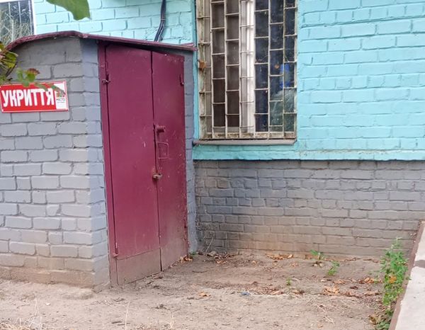 В Николаеве жители многоэтажки жалуются на закрытое укрытие, которое управляющая компания заперла после ремонта