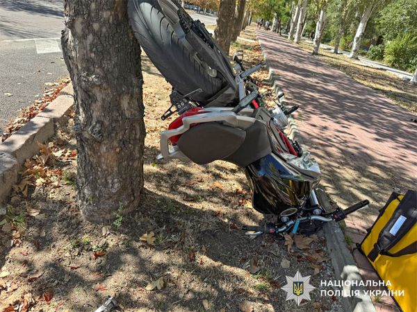 В Николаеве после мотоцикл заехал на дерево после столкновения с 