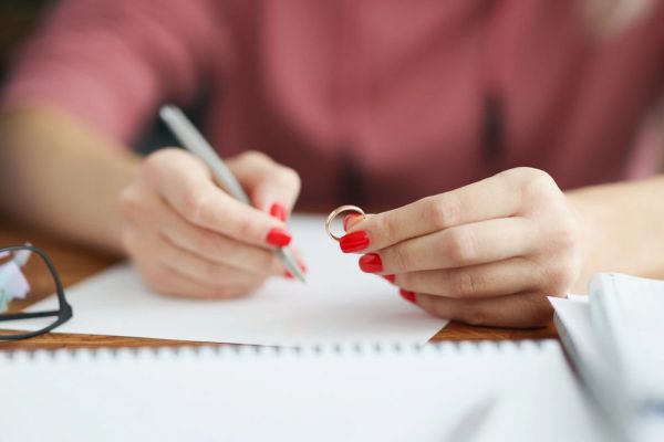 Схема с уклонистом прогорела: на Николаевщине мать и дочь-инвалид ответят в суде за фиктивный брак