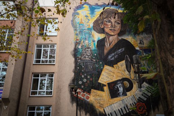 В Николаеве создали мурал с Квиткой Цисык – одной из самых высокооплачиваемых певиц американского шоу-бизнеса