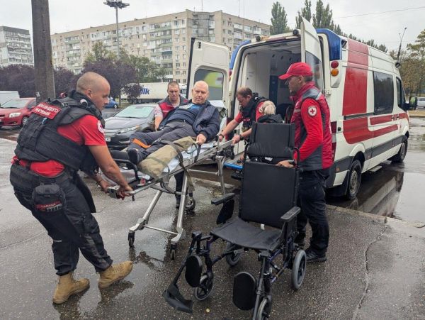 Под обстрелами и без лифтов: волонтеры в Николаеве бесплатно перевозят лежачих пациентов