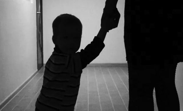 В Николаеве соцслужбы в один день забрали детей из двух семей