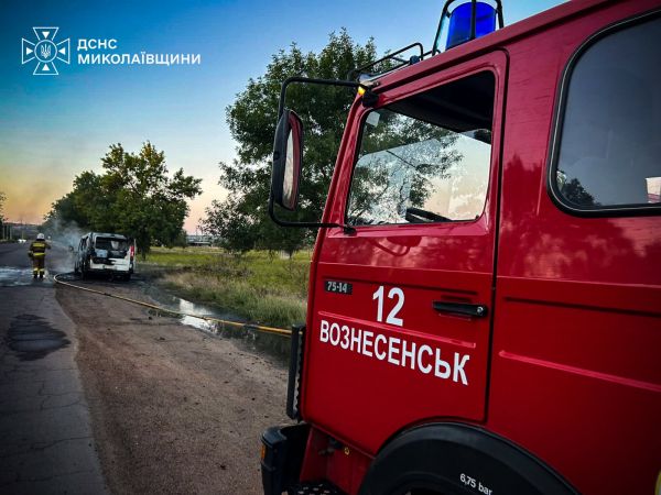 В Николаевской области на дороге загорелся микроавтобус