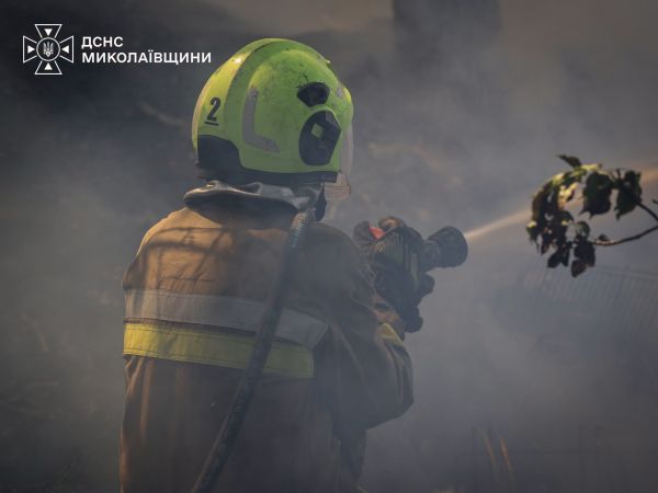 В Николаеве спасатели потушили горящий автомобиль