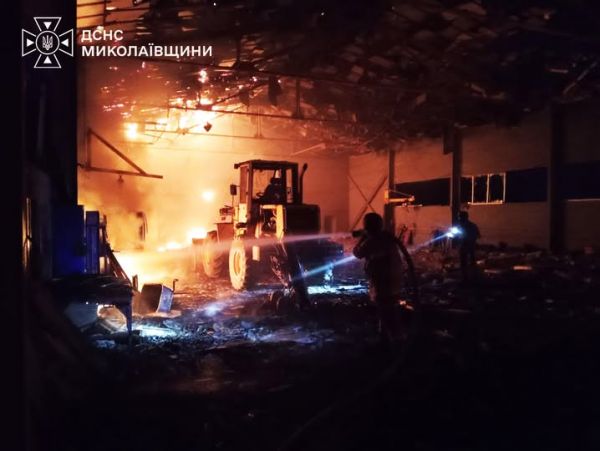После дроновой атаки в Николаевской области загорелись бульдозер и грузовики. Фото