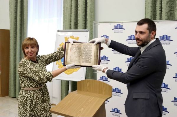 В Николаеве презентовали реставрированное и оцифрованное Евангелие XVI века