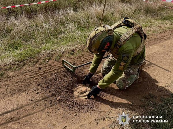 На полевой дороге возле деоккупированной Снегиревки была заложена противотанковая мина. Фото