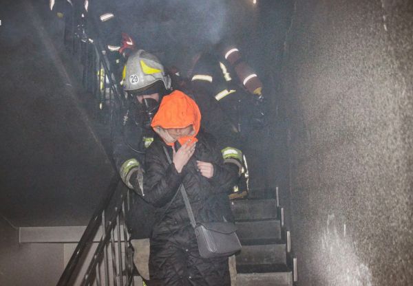 Пожар в девятиэтажке в Николаеве: спасатели эвакуировали 10 человек, среди пострадавших — ребенок