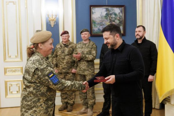 Мать семерых детей и боевой медик : Президент наградил орденом «За мужество» военнослужащую 123-й бригады Екатерину Таран