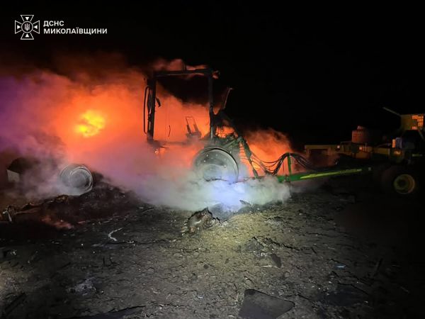 ГСЧС показала фото уничтоженного трактора на Николаевщине: за сутки в области было 10 пожаров