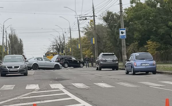 Утром на Херсонском шоссе в Николаеве перевернулось авто