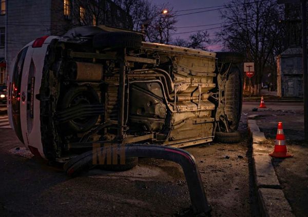 В Николаеве спасатели достали из перевернувшейся машины 23-летнюю девушку с 2-летним ребенком