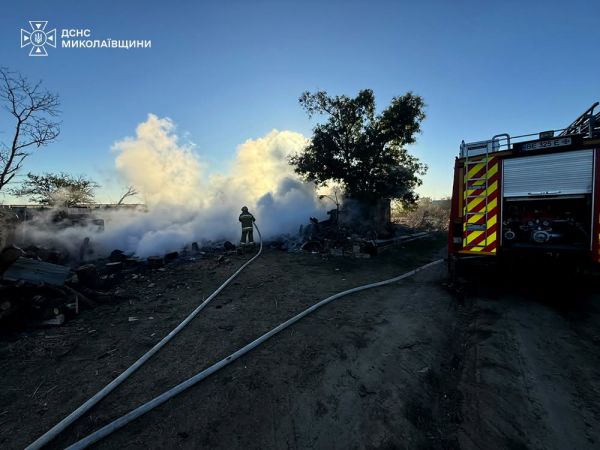 В Николаевской области спасатели тушили двухэтажное здание и огонь на площади 2,5 гектара