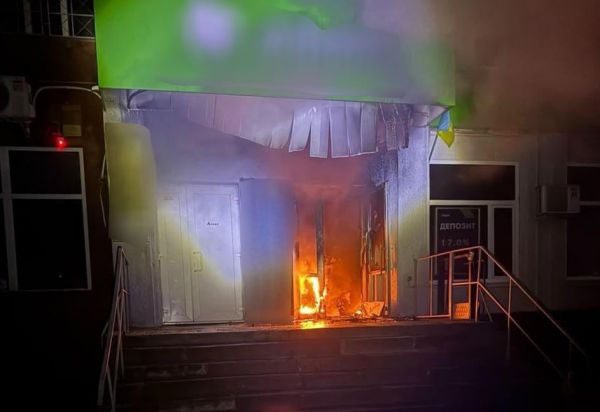 В Николаеве повторился абсурдный поджог отделения банка