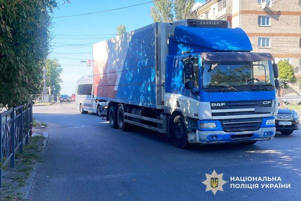 В Николаеве грузовик сбил двух девочек на светофоре: полиция ищет свидетелей